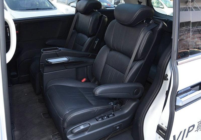 埃尔法加价能买这辆高配车型,可实力反被叫板,坐第二排的是主角