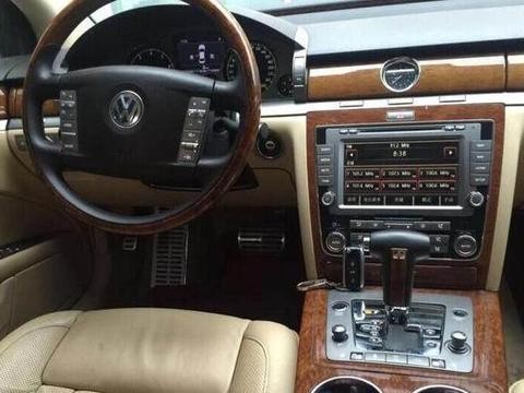 男子花10万买辉腾 开车去女友家 丈母娘开心得合不拢嘴