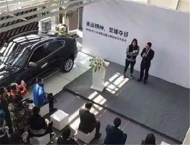 “体坛表情包”傅园慧送教练200万豪车，自己却开10万的国产车！