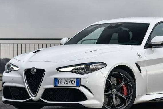 好开到停不下来！这两车回头率暴高，谁更不好惹？