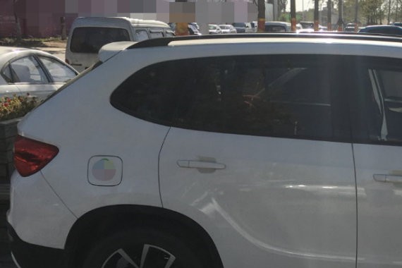 小伙总贬低邻居的国产车，刚提了辆日系车就爆出日本钢企造假