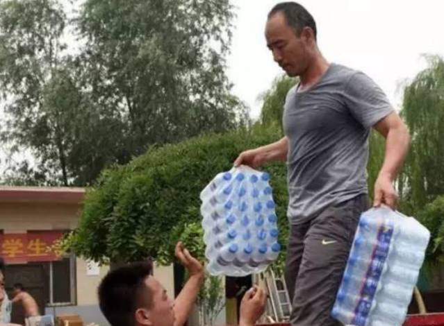 开豪车当大官,旭日阳刚表态打脸汪峰,儿子结婚