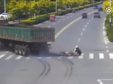 看了这个视频才明白，为什么那么多司机痛恨电动车了