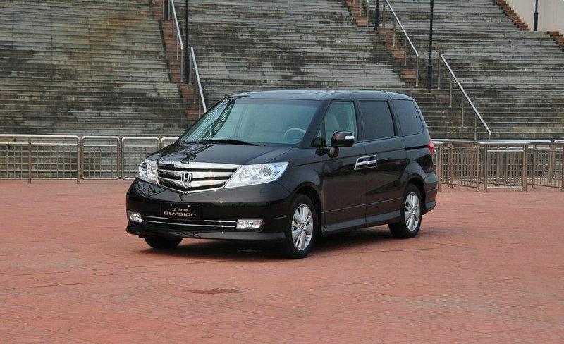 埃尔法加价能买这辆高配车型,可实力反被叫板,坐第二排的是主角