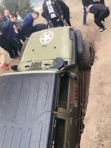 JEEP牧马人越野玩儿大了 第二次上坡直接残废