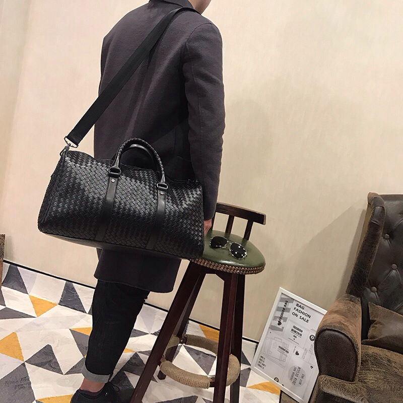 葆蝶家bv旅行包无logo奢华用手摸得到
