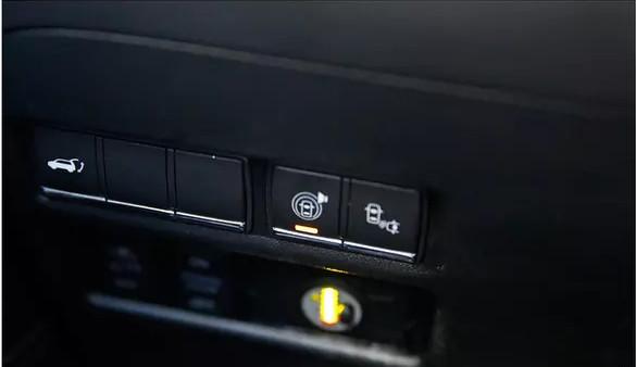 日系巨无霸SUV,加价6万却能卖断货,陆巡看着有些慌了