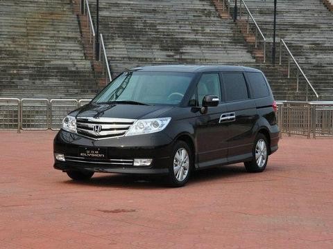 埃尔法加价能买这辆高配车型，可实力反被叫板，坐第二排的是主角