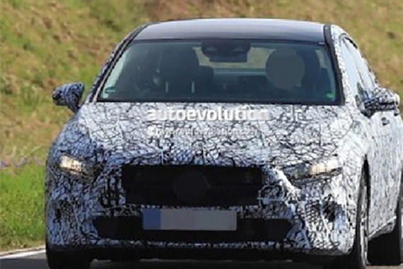 全新奔驰A级三厢谍照 或明年11月发布