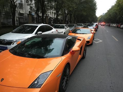 10辆幻影30辆超级跑车，史上最奢华婚车队伍出现北京