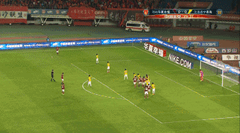 但从慢镜头看,这个球姆比亚探出了半个身位,而且姆比亚身旁的任航越位