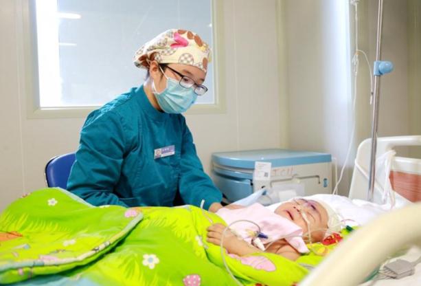 不满一岁婴儿术后哭闹不止 漯河女护士撩衣喂