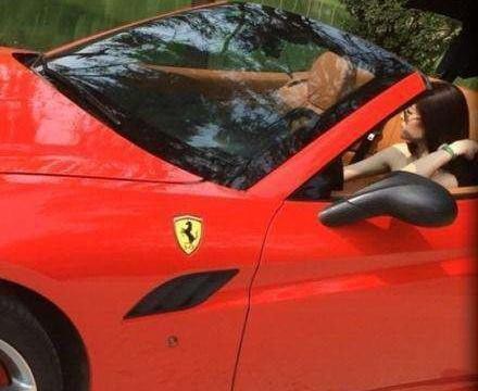 男子花30万买了一辆摩托车杜卡迪，开上街的回头率，不输豪车！