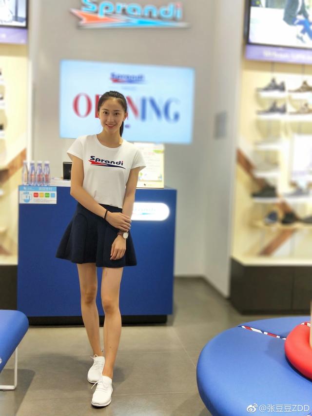 中国体坛女神挺胸照美翻众人 收入却不足国足