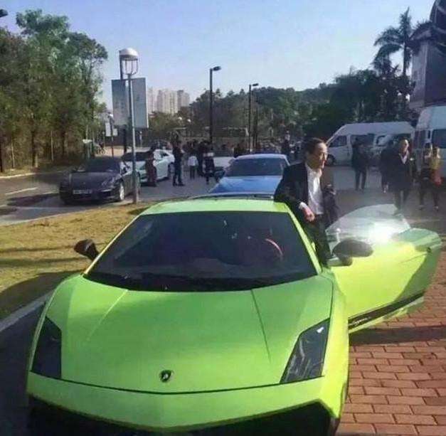 李小龙是他小弟，向华强都敬他三分，百万豪车被仇家烧毁!-新浪汽车