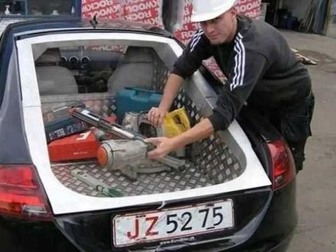 老婆抱怨奥迪TT后备箱太小，装不下东西，老公直接掏出一个大洞