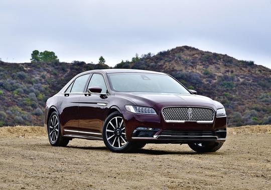 你看到夹缝中的那辆林肯大陆了吗？