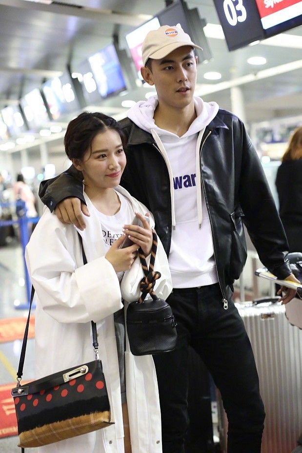 阚清子夫妇和陈翔一起现身机场 陈翔的表情亮