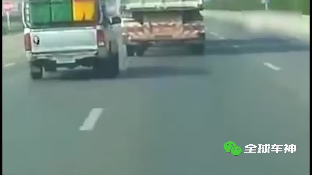 疯狂的大货车！路怒发飙生死时速别车上百米！