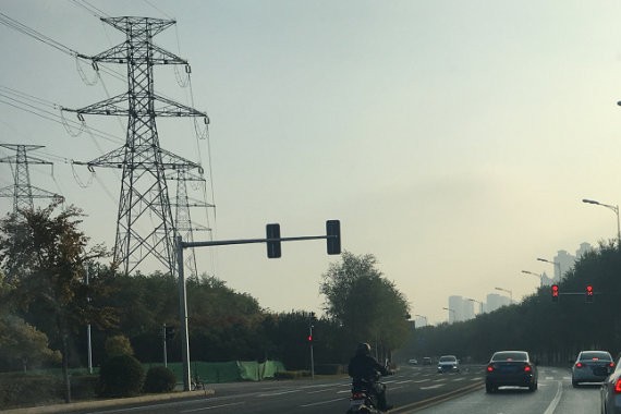 双黄线中间行驶，还闯红灯，这种电动车没被撞到真是命大