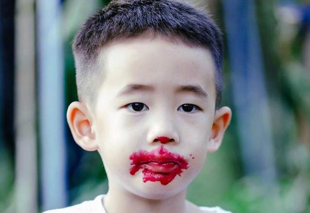 《爸爸去哪儿》吃货小小春将火龙果带偏了