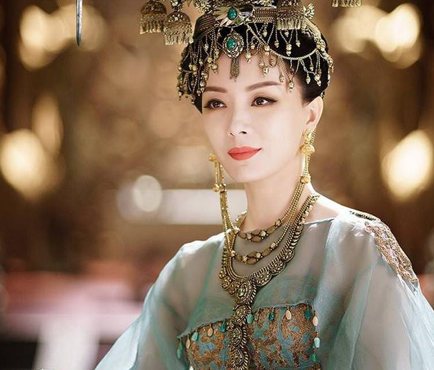 2016年,陈数出演了古装玄幻剧《择天记》,饰演一代女王天海圣后.