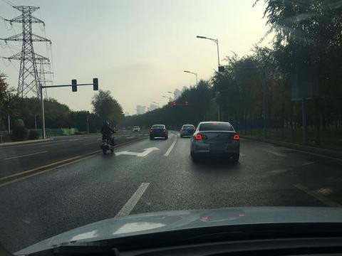 双黄线中间行驶，还闯红灯，这种电动车没被撞到真是命大