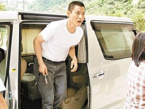 明星出场，为什么都喜欢用电动侧滑门的车