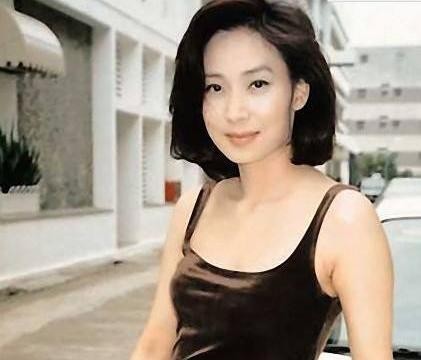 她14岁就打工养家，38岁身家过亿，豪车无数却只能坐轮椅！