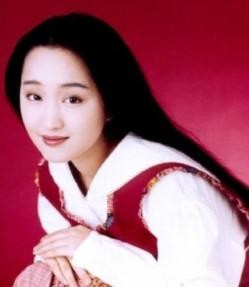 杨钰莹19岁照片曝光！王思聪早生几年，也会为她砸几十辆宝马！