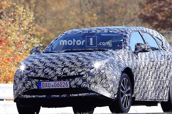 丰田全新普锐斯V谍照曝光 或明年发布