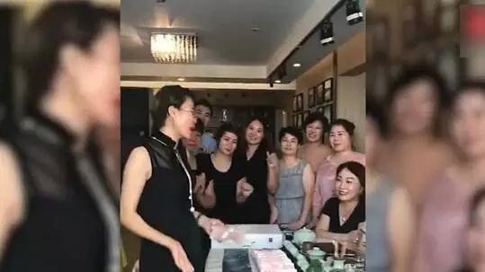 微商女子豪车4S店拉横幅拍完照就走了