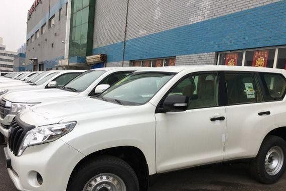 就这车还敢卖35万？买家：内饰都不如我家的面包车好！轮毂更丑！