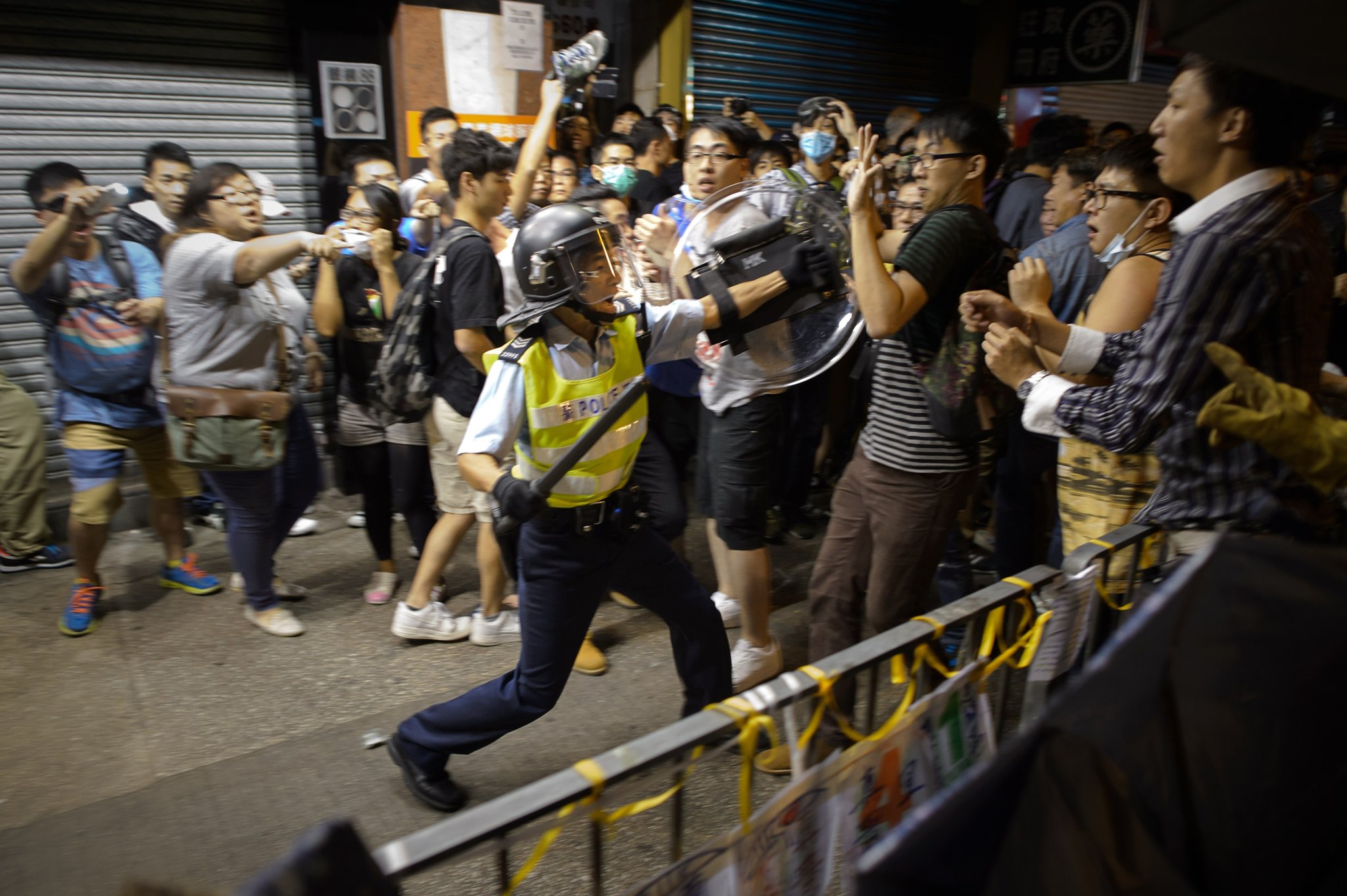 刑事侦缉警员比较常见,俗称便衣,旧称是车头.