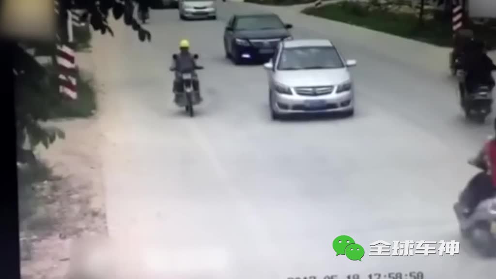 监拍：电动车逆行怼轿车 骑车2人瞬间被撞飞