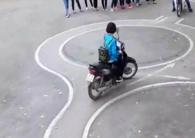 女司机考摩托车驾证,这难度简直比考C证还要难