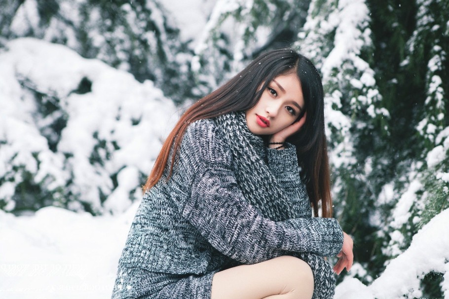 雪景里一个长发飘逸的清秀美女姑娘!