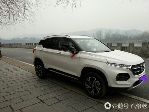 小伙开宝骏510回家 家人准备炮仗庆祝 后面却发生戏剧性的一幕