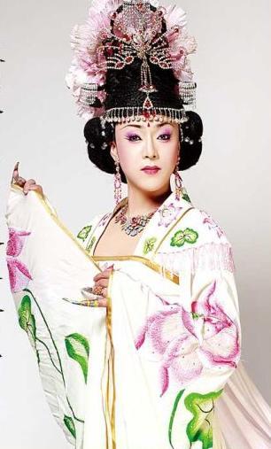 美过范冰冰,是最美反串男艺人,真身却是枚硬汉!