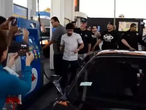 加油站来了辆五百万的法拉利，看清车主后，众人尖叫呐喊