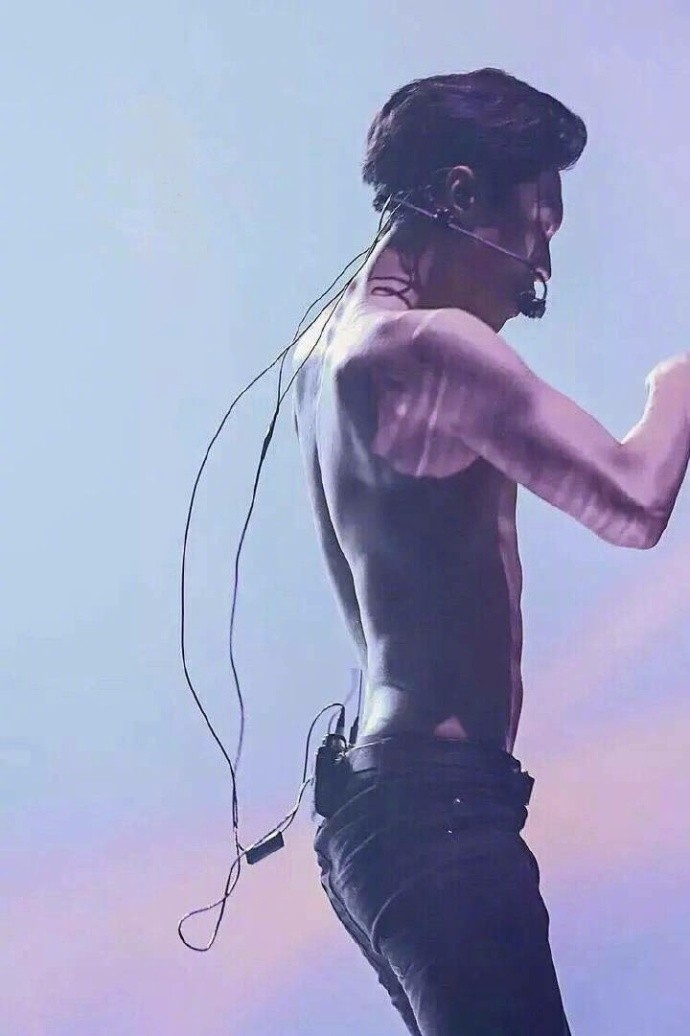 张艺兴腹肌图片