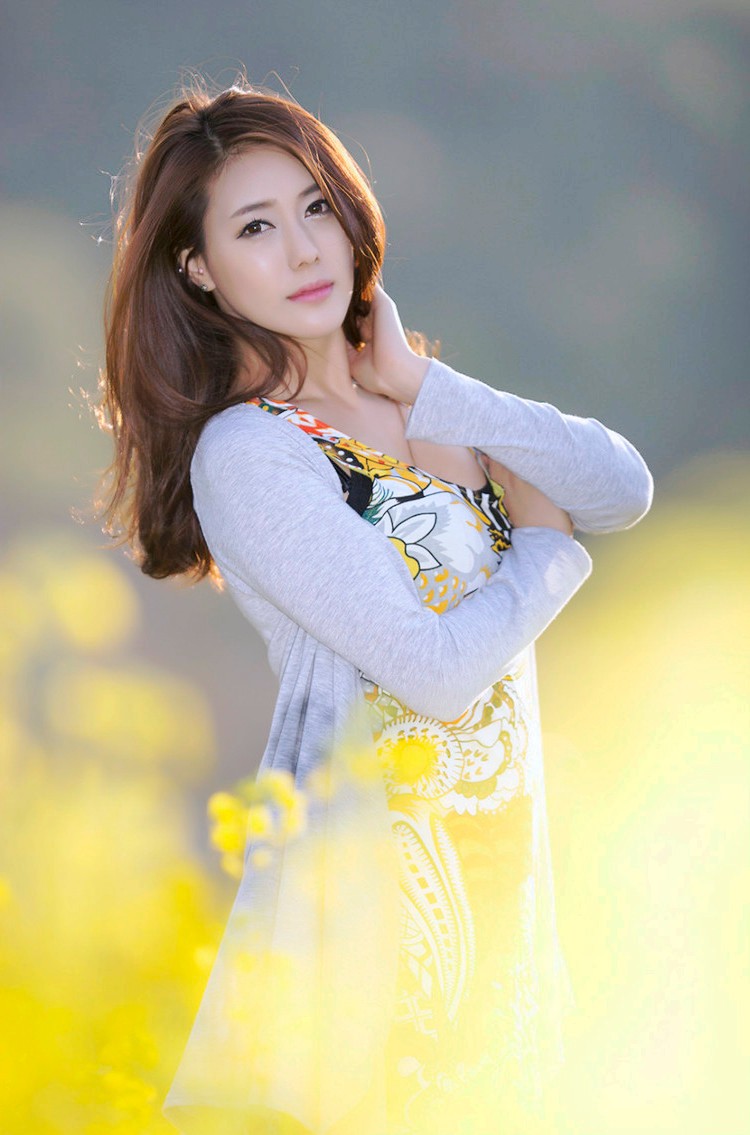 人像摄影(油菜花地里的美丽姑娘)