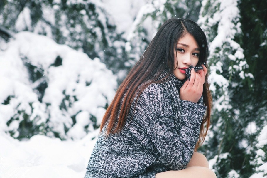 雪景里一个长发飘逸的清秀美女姑娘!