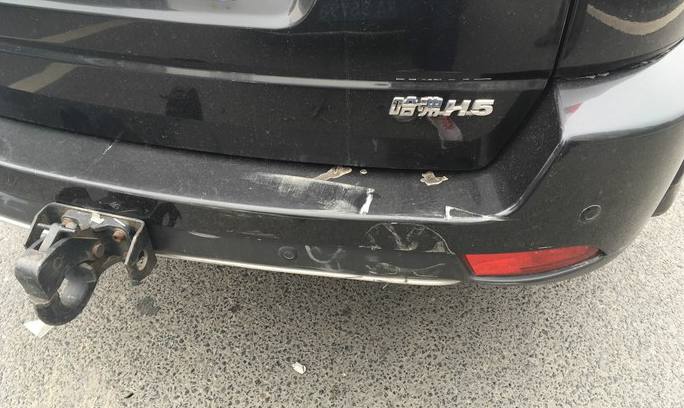 大众迈腾追尾哈弗H5,越野车改装小挂钩,迈腾金