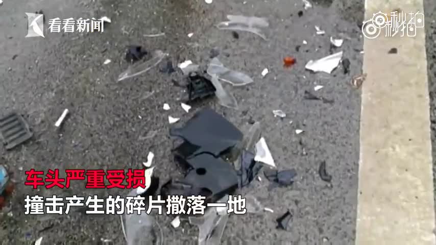 男子雨天开跑车一路狂飙 路面打滑撞护栏车头严重损毁