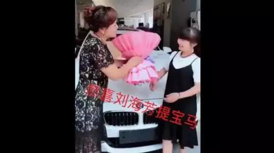 微商女子豪车4S店拉横幅拍完照就走了