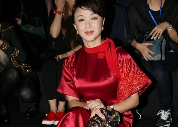 金星一袭红裙参加活动,气质不输年轻女明星!|金