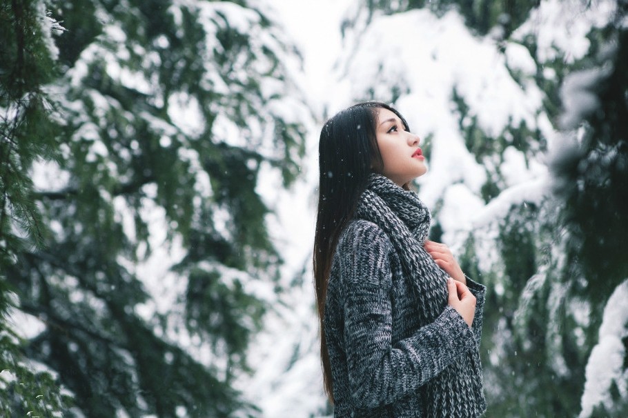 雪景里一个长发飘逸的清秀美女姑娘!