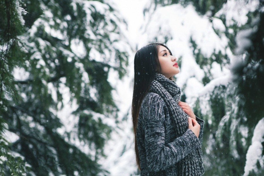 人像摄影(走在雪天下的一个长发美女)