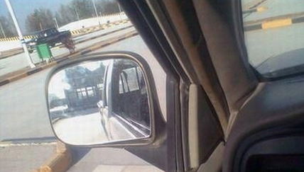 科目二倒车入库如何判断车与车库两边的距离